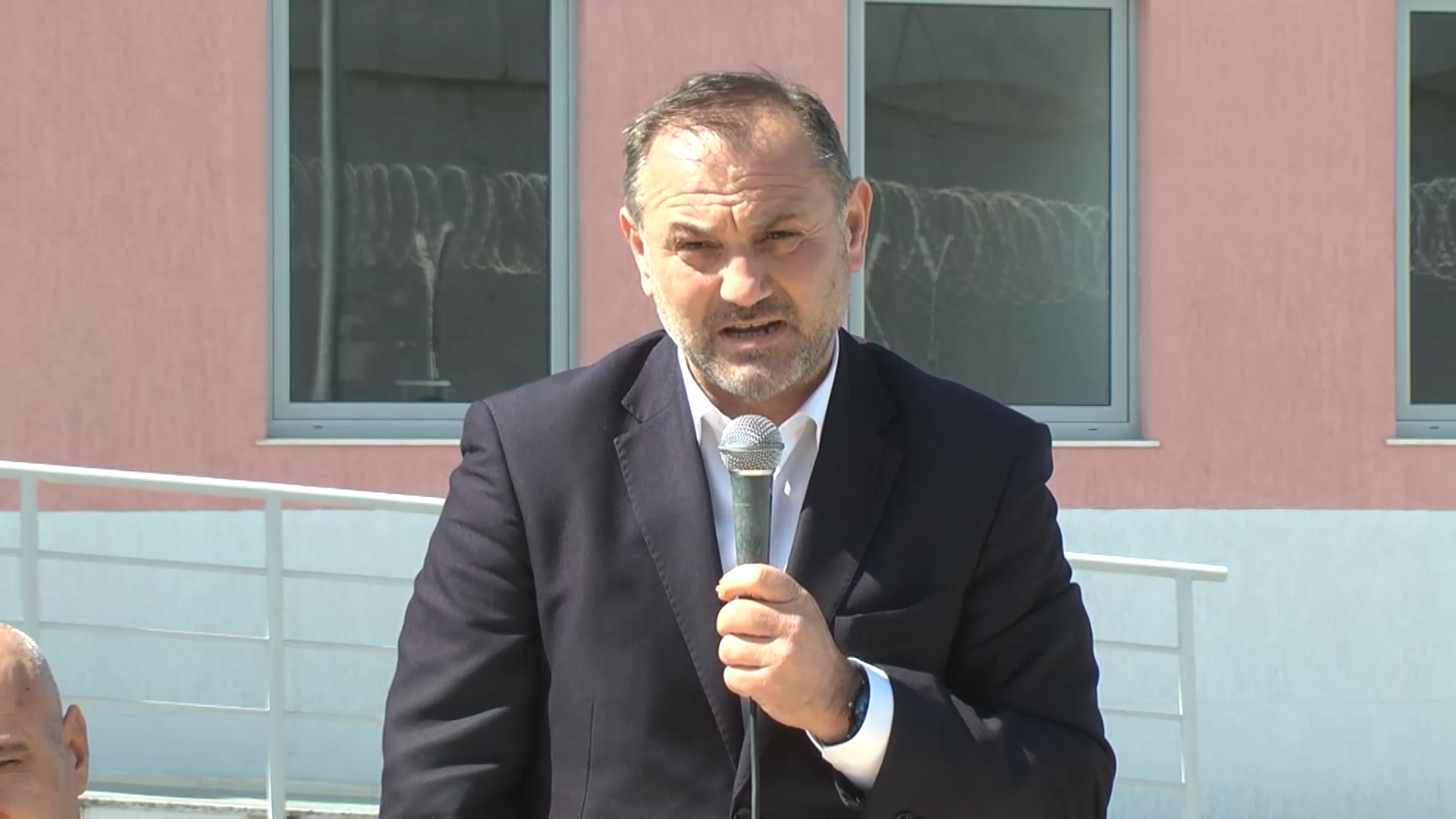 VKM/ Lirohet nga detyra prefekti i Fierit, kush e zëvëndëson Arben Çukon