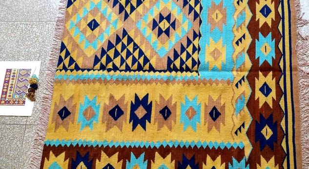 Tradita e thurjes së qilimave tërheq të huajt për të mësuar rreth artizanatit